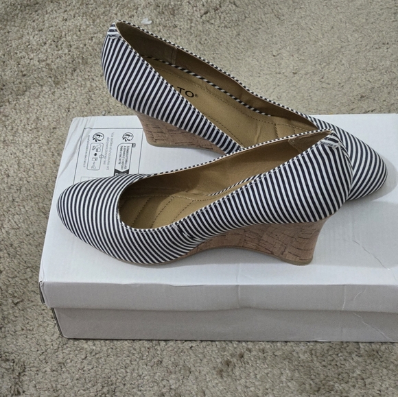 Rialto Corked Wedge Heels - Picture 3 of 6